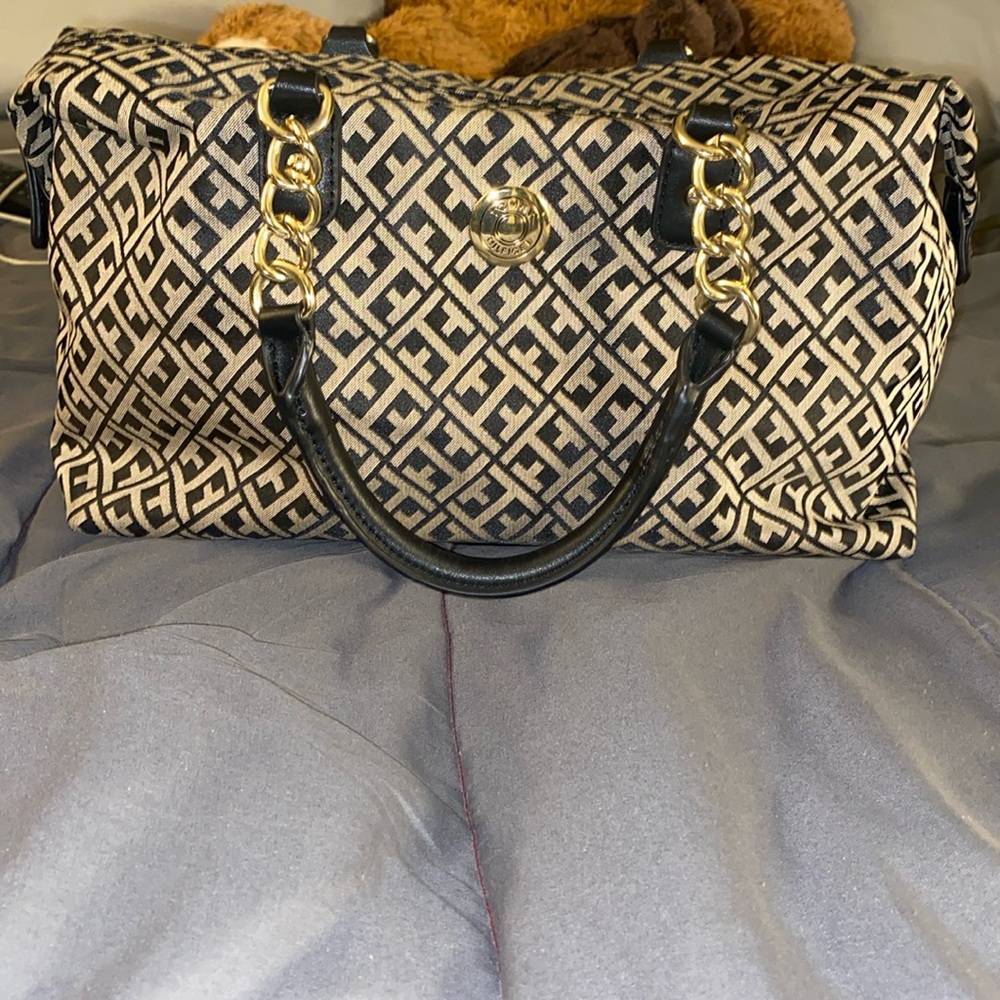 Tommy Hilfiger handbag with 2 inside pockets
